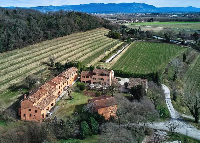 Borgo Colmello Han/Misafirhane Villanova di Farra